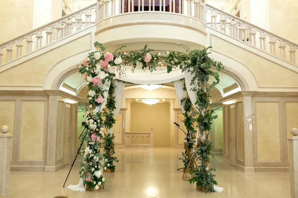 婚礼丘帕装饰用鲜花室内宴会厅的婚礼仪式。豪华婚礼花店装饰艺术品 — 图库照片