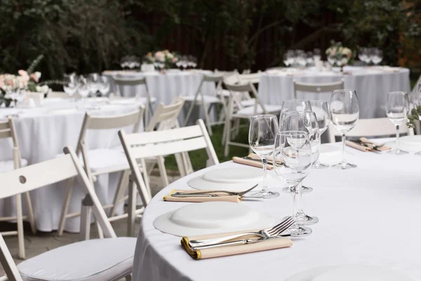 Свадебный стол украшен свежими цветами в латуни ва — стоковое фото