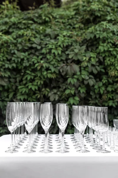 Muchos vasos limpios vacíos para los huéspedes en la boda festiva buffet — Foto de Stock