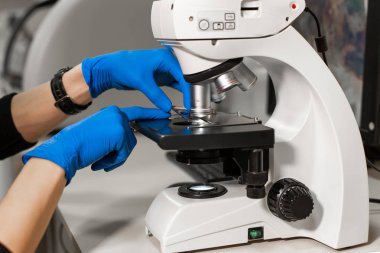 adam mavi eldiven araştırma içine malzeme ile cam yükleme