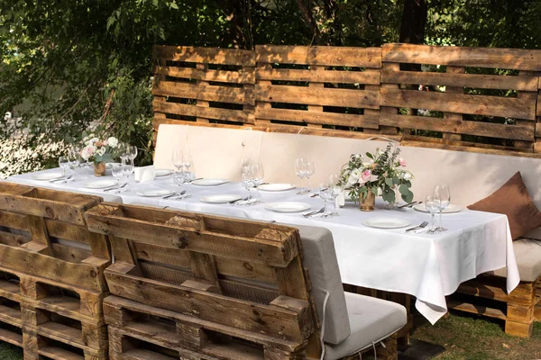 Mesa de boda decorada con flores frescas en una va de latón — Foto de Stock