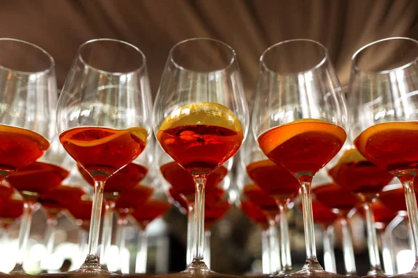 Beaucoup de cocktails au bar à la fête de mariage. Lunettes avec — Photo