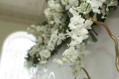 Ziyafet salonu, fotoğraf bölgesi ve düğün kemeri ile dekorasyon