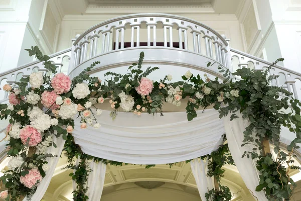 Beautiful wedding huppah decorated with fresh flowers from — стоковое фото