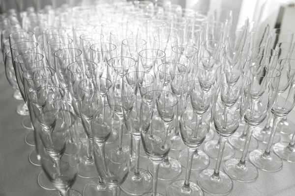 Många tomma rena glas för gäster på buffén festlig bröll — Stockfoto
