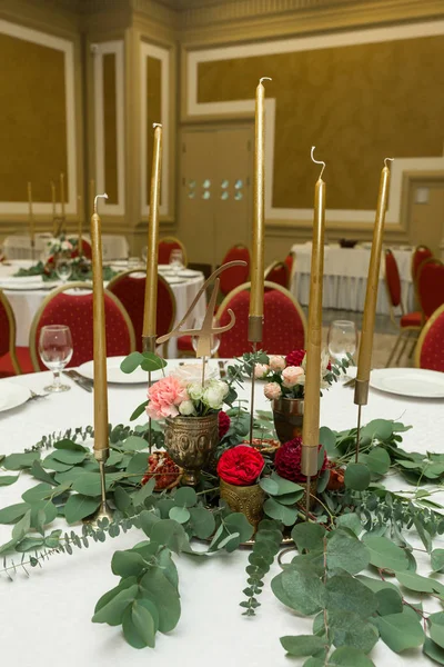 Bröllops bordet inställningen är dekorerad med färska blommor i en b — Stockfoto
