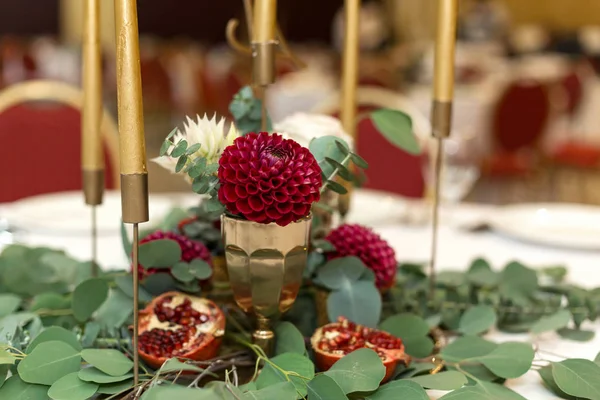 結婚式のテーブルの設定は、bで新鮮な花で飾られています — ストック写真