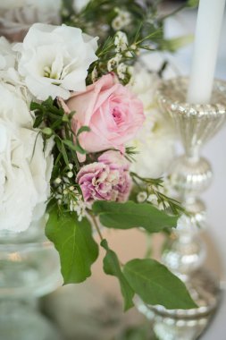 Yeni evliler için Düğün Masası ayarı ile dekore edilmiştir