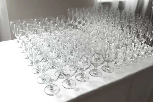Una fila de copas de champán vacías en la mesa. Fijación del banquete —  Fotos de Stock