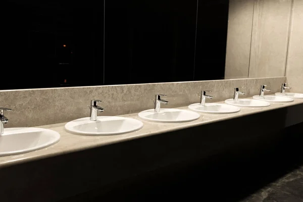 Publiczna Toaleta w restauracji duże lustro i wiele umywalki — Zdjęcie stockowe