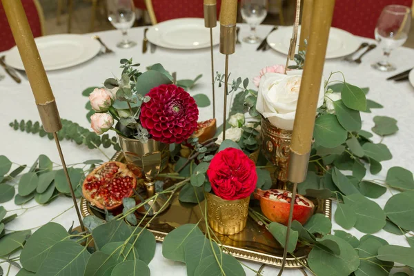 Feestelijk ingerichte ronde banket tafel in het restaurant. Verse — Stockfoto