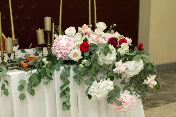 Feestelijk ingerichte ronde banket tafel in het restaurant. Verse — Stockfoto