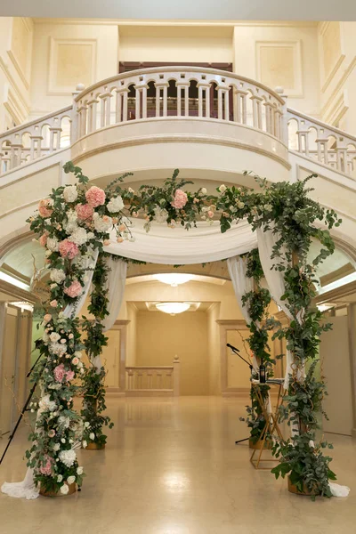 Весільна чупа прикрашена свіжими квітами критий банкетний зал — стокове фото