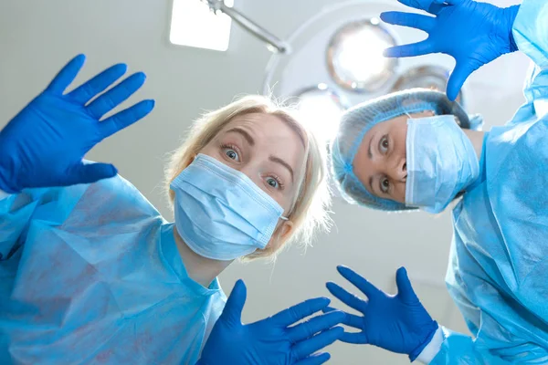 Médicos malucos assustadores e engraçados cirurgiões dentistas em máscaras com gl — Fotografia de Stock