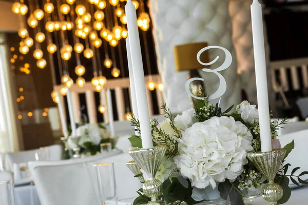 Bruiloft tafel instelling is versierd met verse bloemen en witte — Stockfoto