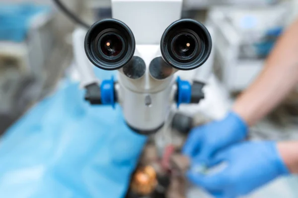 Tierarzt Augenarzt Operationsmikroskop im Operationssaal. und d — Stockfoto