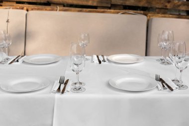 Bir pirinç VA taze çiçekler ile süslenmiş Düğün Masası ayarı