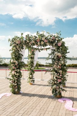 Bir festival chuppah için taze güzel çiçekler ile dekore 