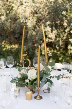 Bir pirinç VA taze çiçekler ile süslenmiş Düğün Masası ayarı