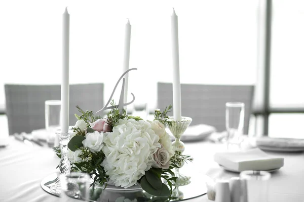 Bruiloft tafel instelling is versierd met verse bloemen en witte — Stockfoto