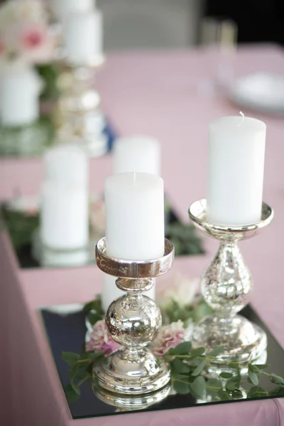 Bröllops bordet inställningen för de nygifta är dekorerad med fr — Stockfoto