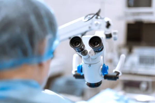 Costas do cirurgião na frente do microscópio cirúrgico se preparar para difícil — Fotografia de Stock