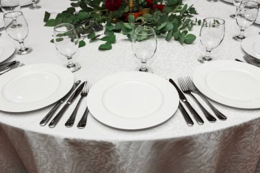 Düğün Masası ayarı bir b içinde taze çiçekler ile dekore edilmiştir