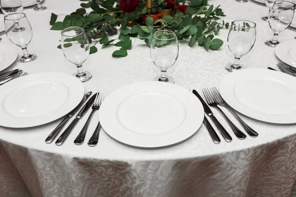El ajuste de mesa de la boda está decorado con flores frescas en una b — Foto de Stock