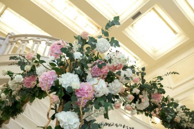 Güzel düğün chuppah taze taze çiçekler ile dekore