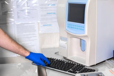 Laborant çok doğru tıbbi kan testi cihazın ayarlar