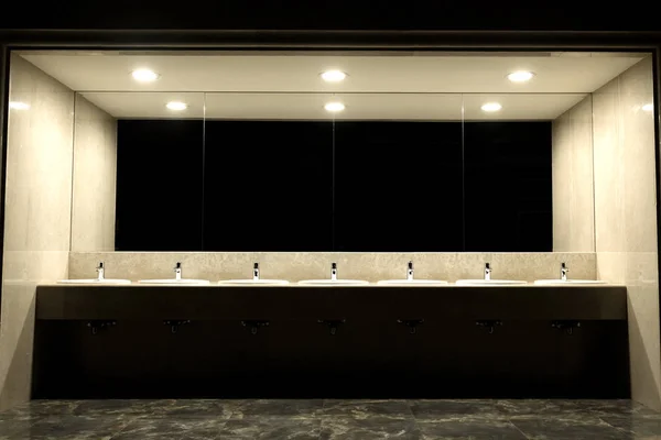 Toaleta Publiczna i łazienka wnętrze z umywalką — Zdjęcie stockowe