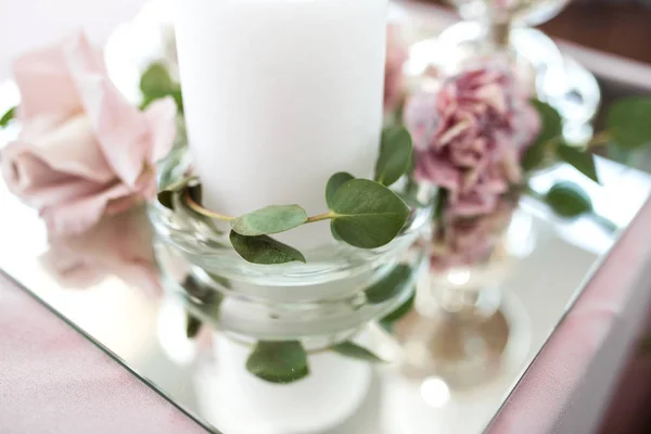 नवीन फुलांनी सजवलेल्या नवविवाहित लग्नाच्या टेबल सेटिंग. पांढरा मेणबत्त्या, पांढरा मेणबत्त्या आणि गुलाबी टेबलक्लॉथ. लग्न फ्लोरिस्ट्री — स्टॉक फोटो, इमेज