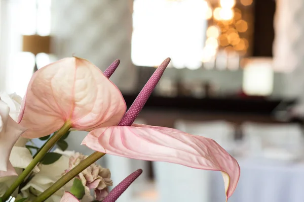 De bruiloft tafel setting voor de pasgetrouwden is versierd met verse bloemen van anjer, Rose, Anthurium en Eucalyptus bladeren. Zilveren kandelaren, witte kaarsen. Bruiloft bloemschikken. Close-up Details — Stockfoto