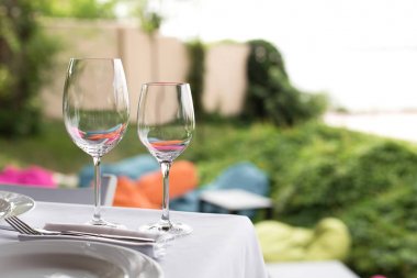 Bir pirinç VA taze çiçekler ile süslenmiş Düğün Masası ayarı