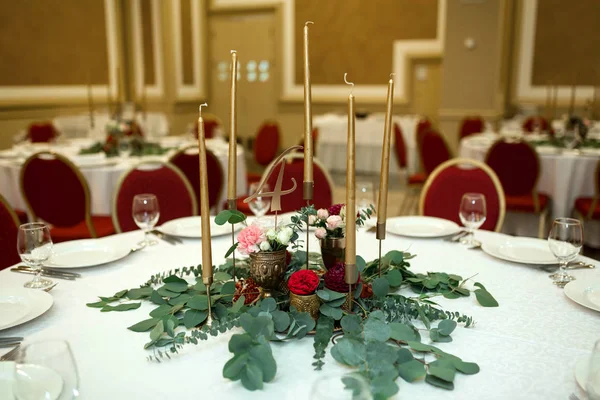 Обстановка весільного столу прикрашена живими квітами в б — стокове фото