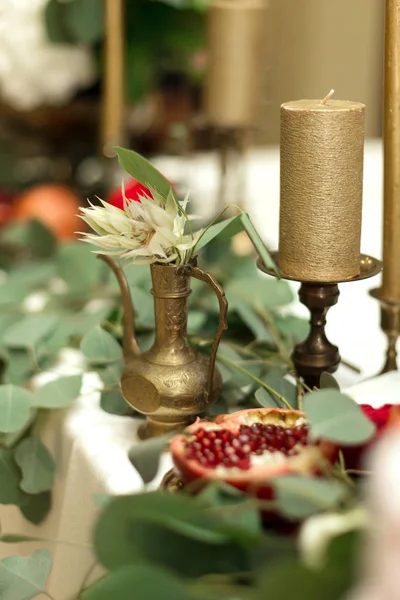 El ajuste de mesa de la boda está decorado con flores frescas en una b —  Fotos de Stock