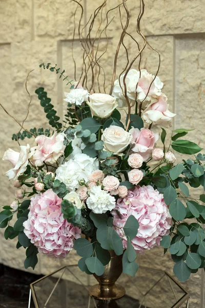Schöner Blumenstrauß aus Hortensien und Eukalyptusblättern — Stockfoto