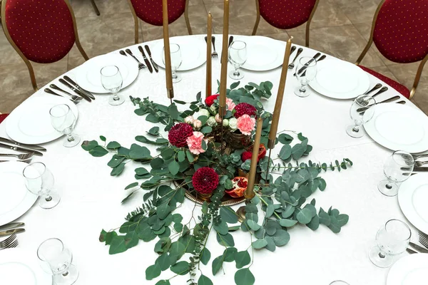 A mesa de casamento é decorada com flores frescas em um b — Fotografia de Stock