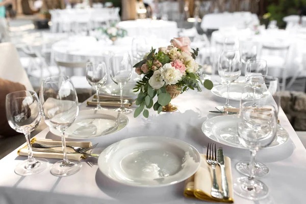 Hochzeitstisch dekoriert mit frischen Blumen in einem Messing va — Stockfoto