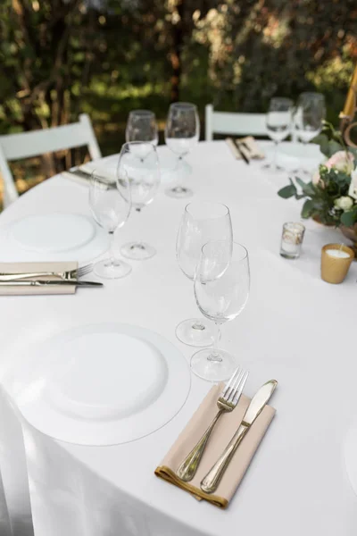 Mesa de boda decorada con flores frescas en una va de latón — Foto de Stock