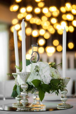 Düğün tablosu ayarı taze çiçekler ve beyaz ile dekore edilmiştir 