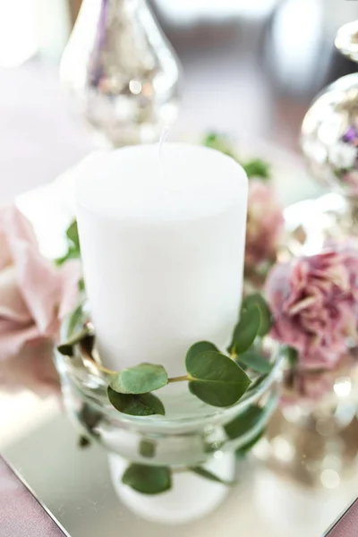 Bruiloft tabel instellen jonggehuwden versierd met verse bloemen. Wh — Stockfoto