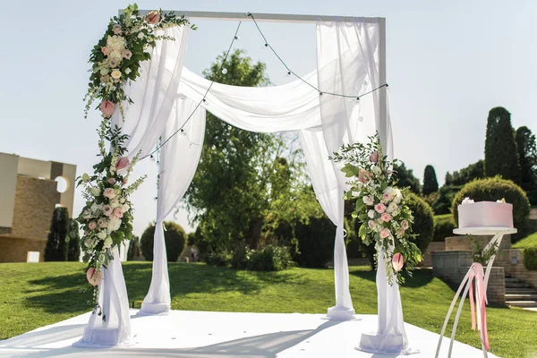 Schöne ausgehende Hochzeit eingerichtet. jüdisches hupa auf romantischem wedd — Stockfoto