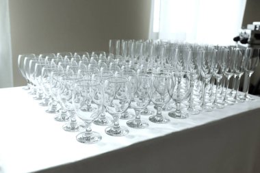 Açık büfe şenlikli dü misafirler için birçok boş temiz gözlük