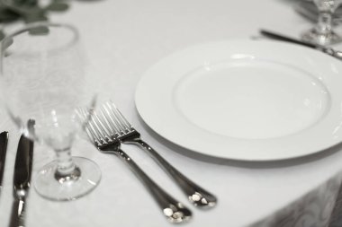 Düğün Masası ayarı bir b içinde taze çiçekler ile dekore edilmiştir