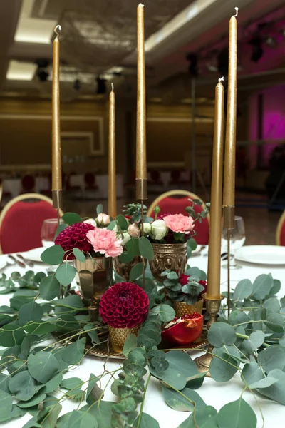 De bruiloft tafel instelling is versierd met verse bloemen in een b — Stockfoto