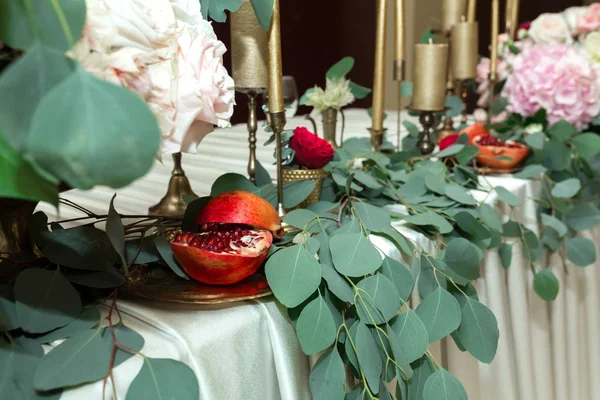 Die Hochzeitstafel ist mit frischen Blumen in einem b — Stockfoto