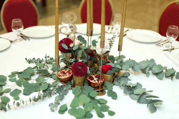 De bruiloft tafel instelling is versierd met verse bloemen in een b — Stockfoto