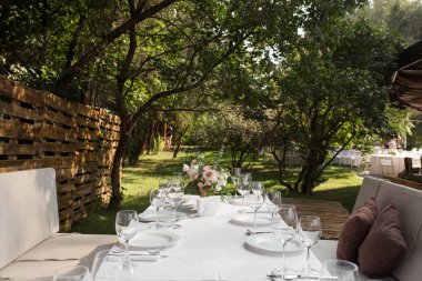 Bir pirinç VA taze çiçekler ile süslenmiş Düğün Masası ayarı