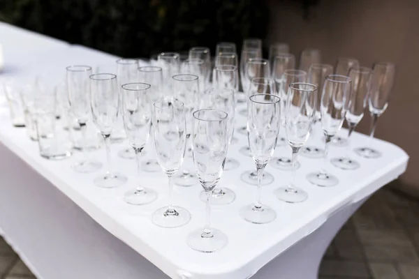 Muchos vasos limpios vacíos para los huéspedes en la boda festiva buffet —  Fotos de Stock